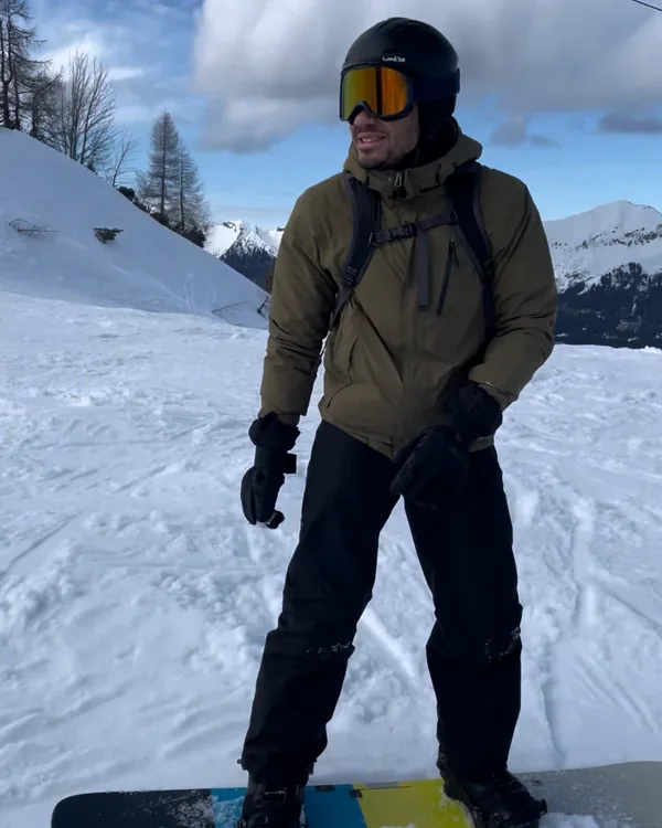 Jeffrey op een snowboard in de bergen